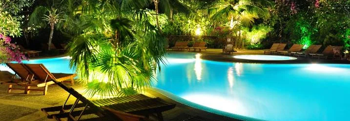 Beleuchteter Pool bei Nacht